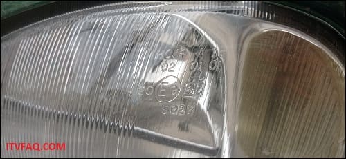 Faro de un vehículo y sus marcajes. 